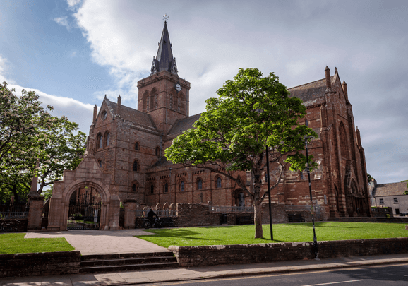 St.-Magnus-Kathedrale in Kirkwall, Orkney, Schottland bei sonnigem Wetter während der Kreuzfahrt